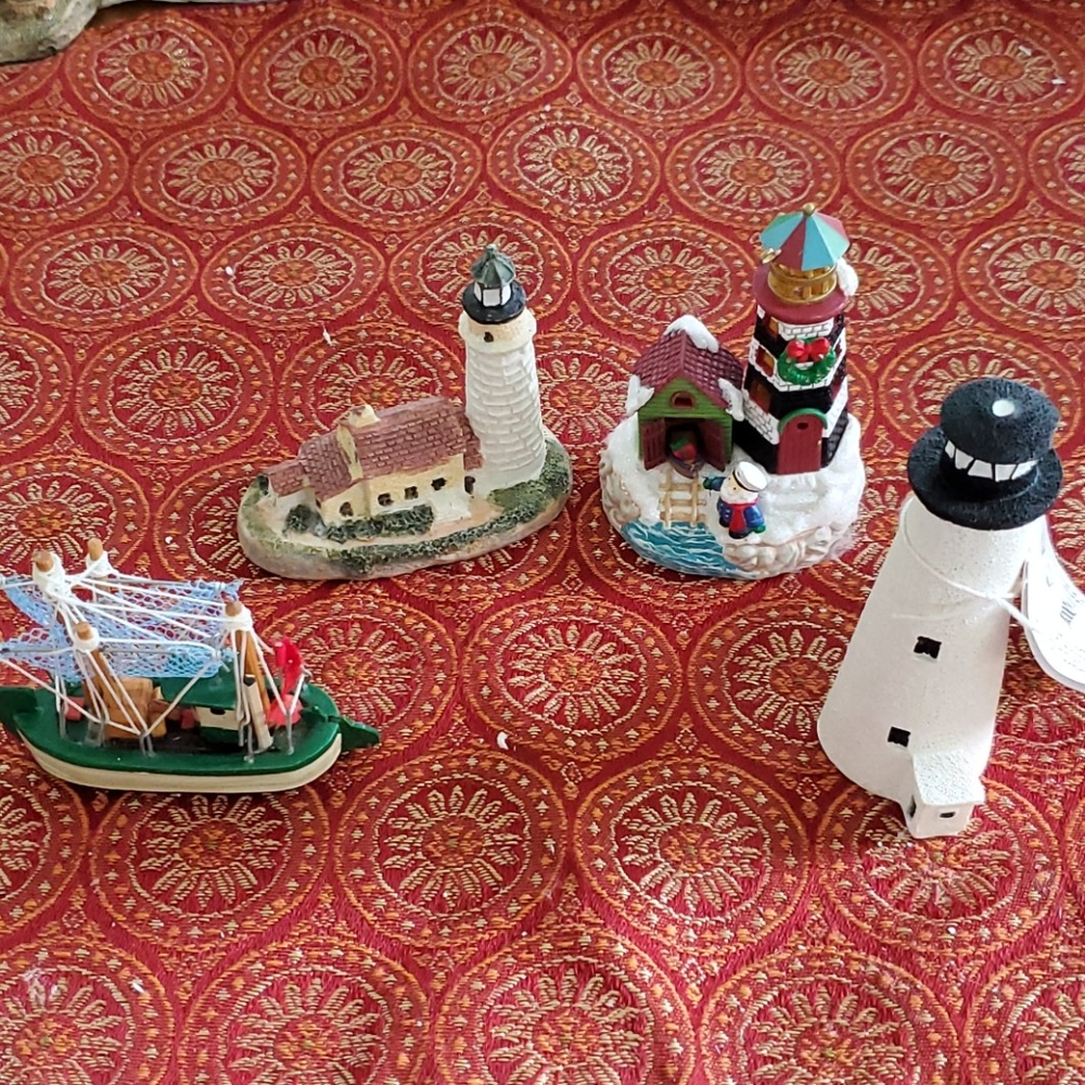 Set of mini lighthouses and boat